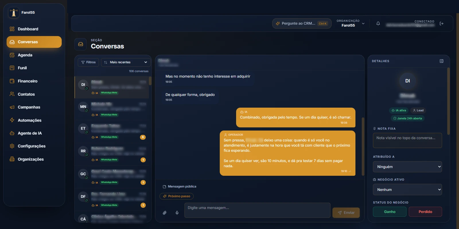 Tela de conversas do CRM: lista de clientes, conversa aberta com respostas do clone e da equipe, e detalhes do contato
